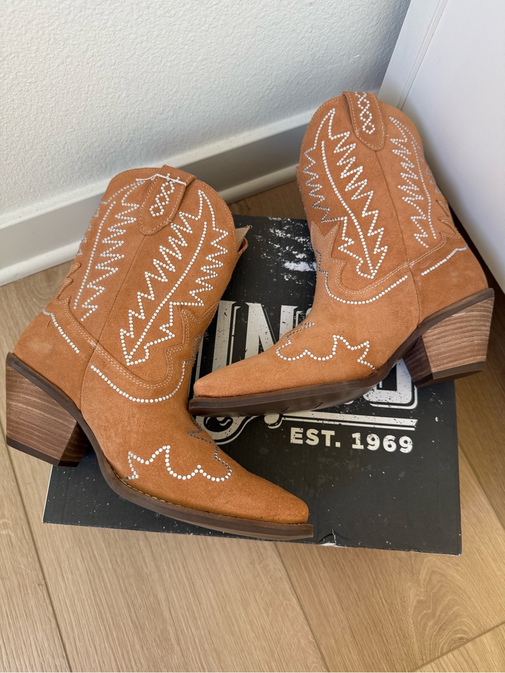 NWT Dingo Tiny Pony Women's Suede Cowgirl Ankle Boots Rhinestone Stitching
